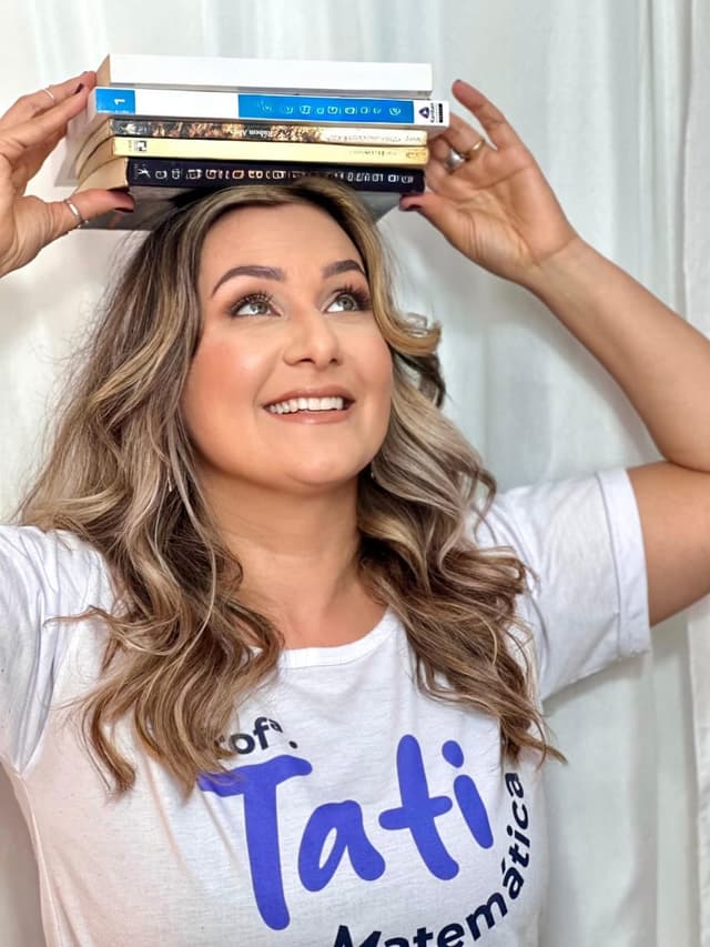 Profª Tati divertida com livros