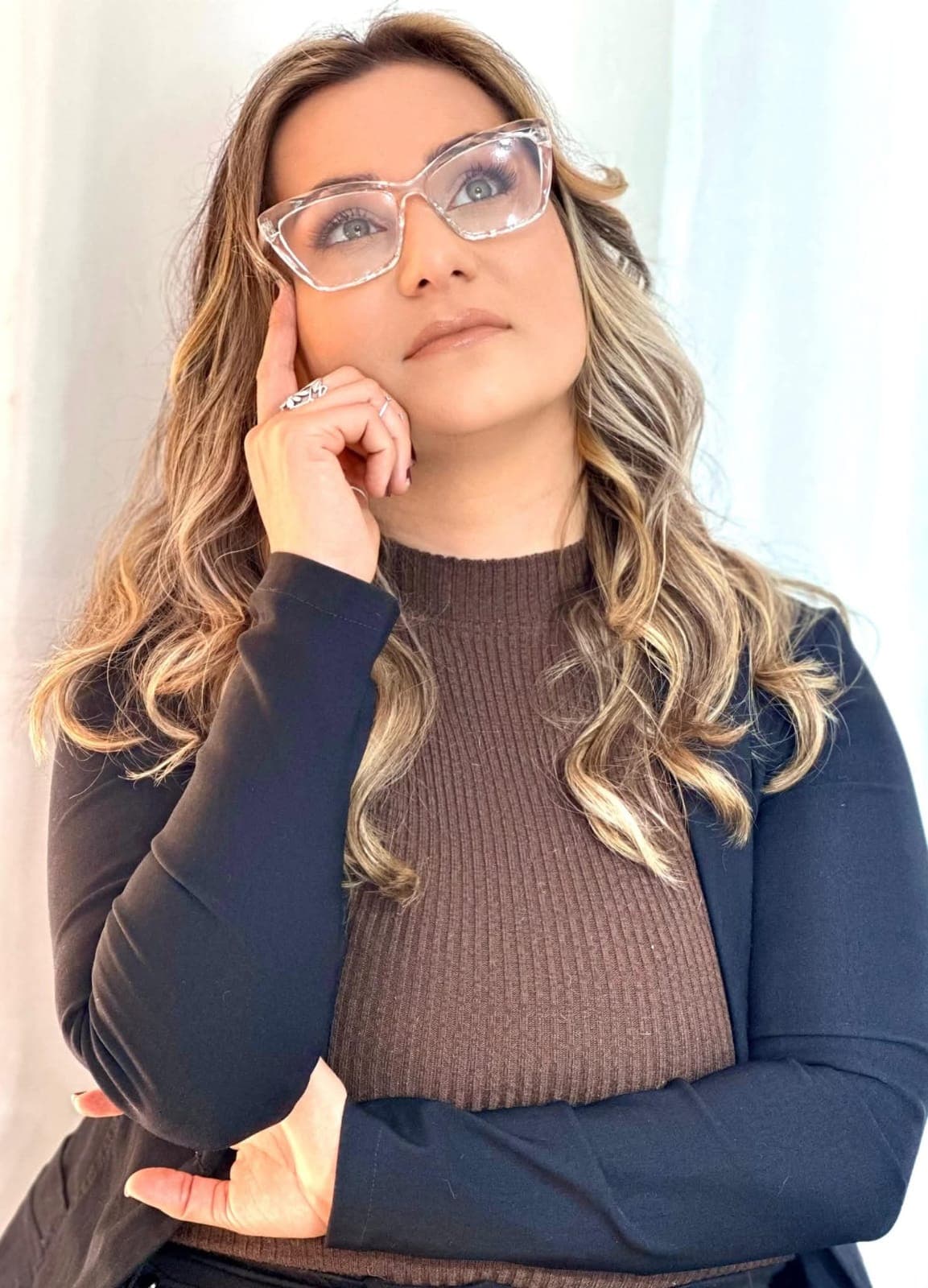 Profª Tati pensativa